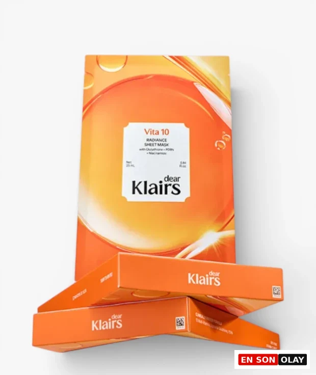 Marka Adı: Klairs
Ürün Cinsiyeti: Belirtilmemiş
Ürün Tipi: Cilt maskesi
Ürün Sezonsallığı: Belirtilmemiş
Ürün Çeşidi: Işıltı veren kağıt maske
Ürün Özellikleri: Bu 25 ml'lik kağıt maske, canlı turuncu tonlarında, berrak serum damlacıklarını anımsatan estetik bir ambalaja sahiptir. Cildinize anında ışıltı katmayı hedefleyen bu ürün, 10'lu Vitamin Kompleksi ile zenginleştirilmiş olup, Lipozomal Glutatyon, Lotus PDRN ve Niasinamid gibi aktif içerikleri barındırır. Cilde yoğun nem sağlayarak daha berrak ve dinlenmiş bir görünüm kazandırmayı amaçlar, 10 dakikada gözle görülür bir ışıltı artışı sunar.
Öne Çıkan Detaylar:
- 10'lu Vitamin Kompleksi, Lipozomal Glutatyon, Lotus PDRN ve Niasinamid ile zenginleştirilmiş formül
- Cilde 10 dakikada gözle görülür ışıltı artışı ve yoğun nem sağlar
- Berrak görünümlü ve canlı bir cilt tonu hedefler
Kimler Kullanıyor?: Ciltlerine kısa sürede parlaklık ve nem takviyesi yapmak isteyenler, yorgun görünen ciltlerini canlandırmayı amaçlayanlar bu maskeyi tercih edebilir. Özel günler veya önemli davetler öncesinde cildini daha dolgun, canlı ve dinlenmiş göstermek isteyenler için idealdir. Aktif içeriklerle yorulmuş veya hassaslaşmış cildine onarıcı bir destek sağlamayı ve genel cilt bariyerini güçlendirmeyi hedefleyen herkes bu ürünü rutinlerine dahil edebilir.