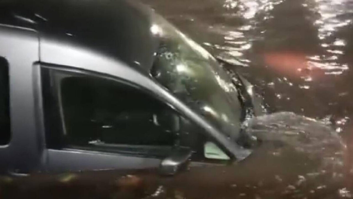 Pendik'te alt geçidi su bastı, sürücü ve kızı mahsur kaldı: 'Canımızı zor kurtardık' (Video)