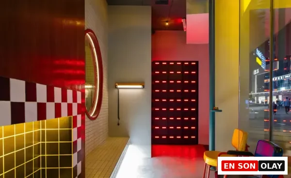 İstanbul speakeasy bar ve listening room konseptini yansıtan modern ışıklı bar alanı.