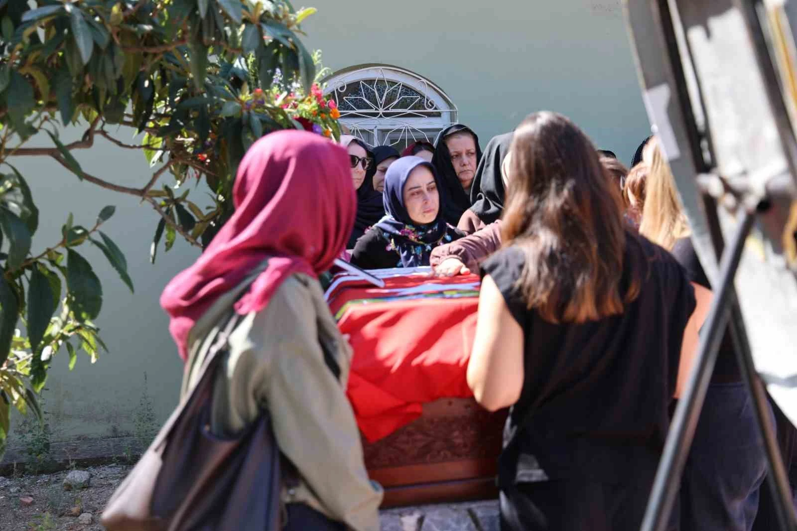 Cenaze törenine katılan baba Erkan Öztürk ayakta durmakta güçlük yaşarken Anne Sevgi Öztürk’ü ve aile fertlerini yakınları teselli etmeye çalıştı. 