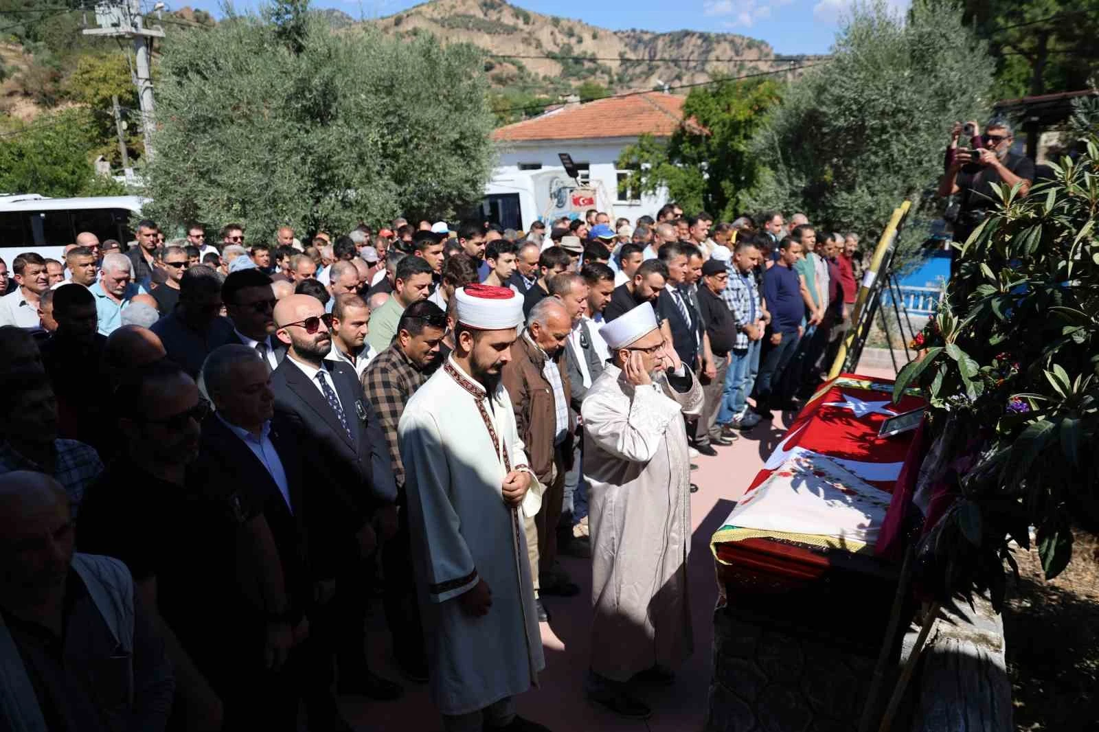 Cenaze namazına köylülerin yanı sıra Ege Üniversitesi öğrencileri, Köşk Belediye Başkanı Nuri Güler, siyasiler ve çevre köylerden çok sayıda vatandaş katıldı.