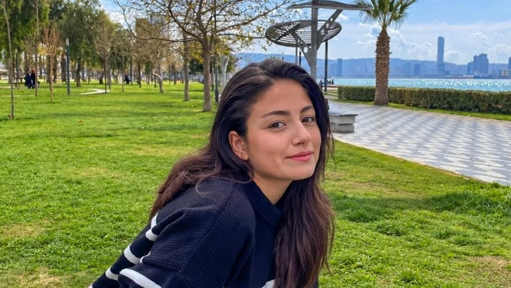 Acılarının büyük olduğunu belirten Cumadere Muhtarı Serkan Baş, Melek Öztürk’ün eğitim programı kapsamında Portekiz’e gittiğini buradaki eğitiminin bitmesine 1 hafta kala nehirde boğularak hayatını kaybettiğini söyledi.