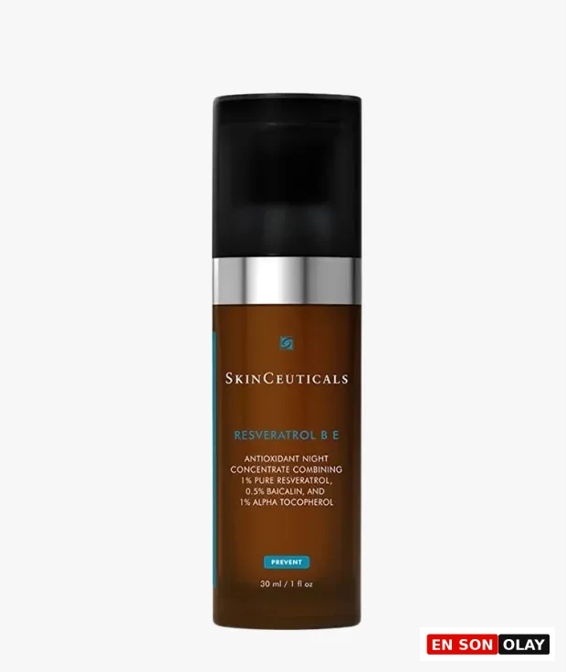 Koyu kahverengi, siyah pompalı kapaklı SkinCeuticals markalı Resveratrol B E gece konsantresi şişesi, etiketi üzerinde %1 saf resveratrol içeren formülüyle hücresel gençleşme ve uzun yaşam (longevity) hedeflerine yönelik yaşlanma karşıtı faydalar sunan bir cilt bakım ürününü gösteriyor.