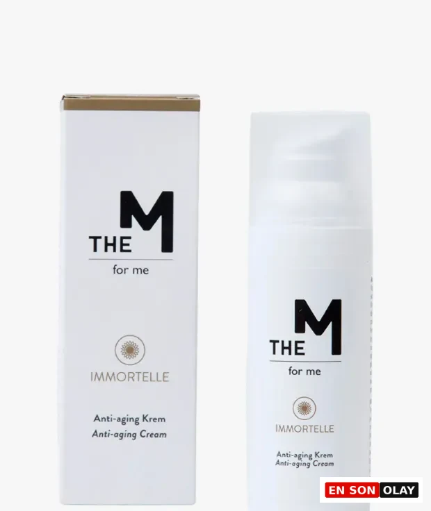 Beyaz bir zeminde, üzerinde THE M for me Immortelle Anti-aging Krem yazan beyaz renkli bir kutu ve pompalı şişe, resveratrol gibi güçlü bileşenlerin hücresel gençleşme ve uzun yaşam hedefleri için cilt bakım rutinlerindeki önemini akıcı bir şekilde vurguluyor.