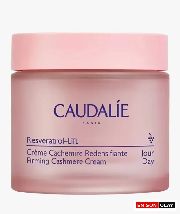 Açık pembe renkli kapağı ve buzlu pembe kavanozuyla Caudalie Resveratrol-Lift Sıkılaştırıcı Kaşmir Gündüz Kremi, resveratrolün cilt yaşlanması üzerindeki faydalarını ve uzun yaşam arayışındaki yerini anlatan bu bilimsel rehberin içeriğini destekliyor.
