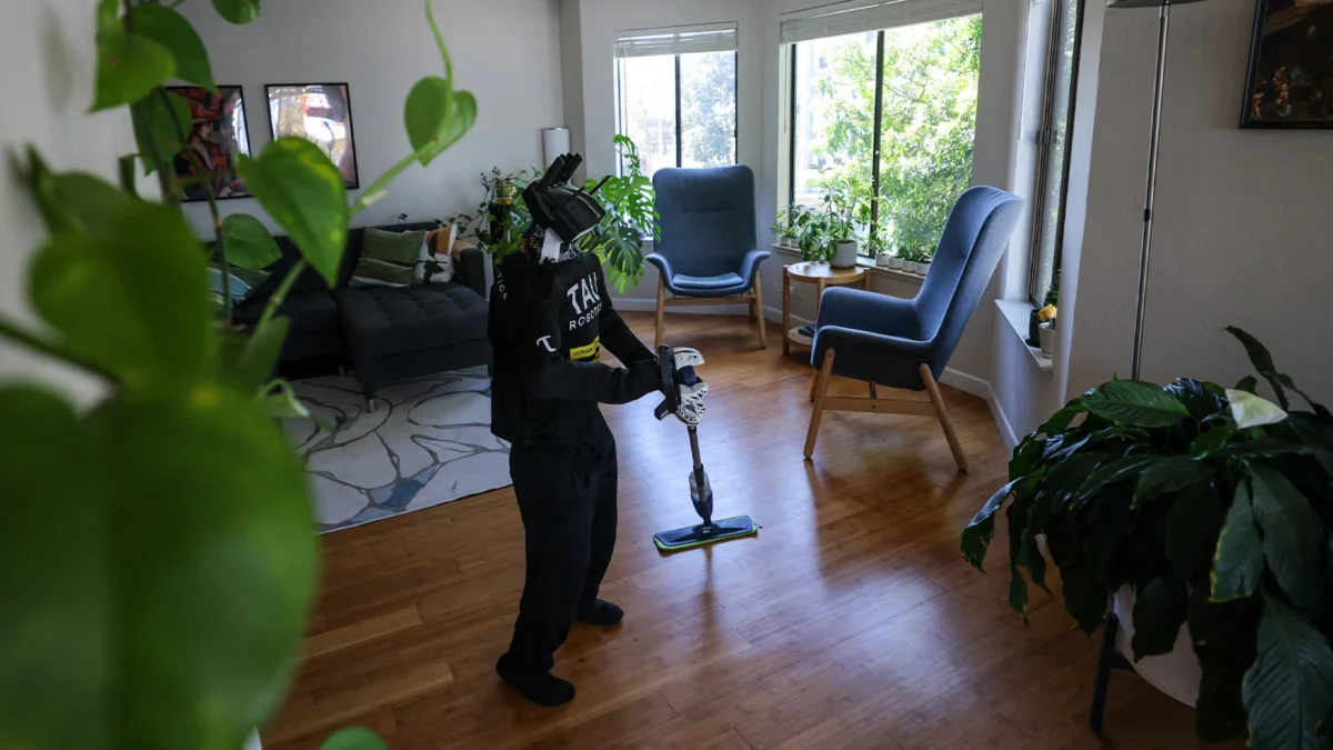İnsansı robotlar temizliğe başladı