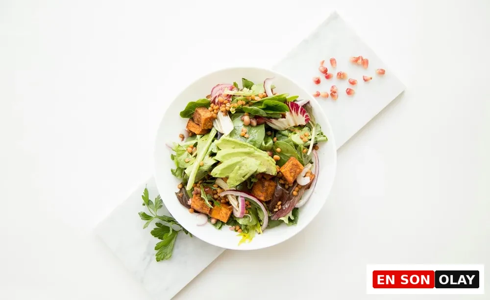 Yeşil yapraklı sebzeler ve bakliyatlarla hazırlanmış dengeli salata