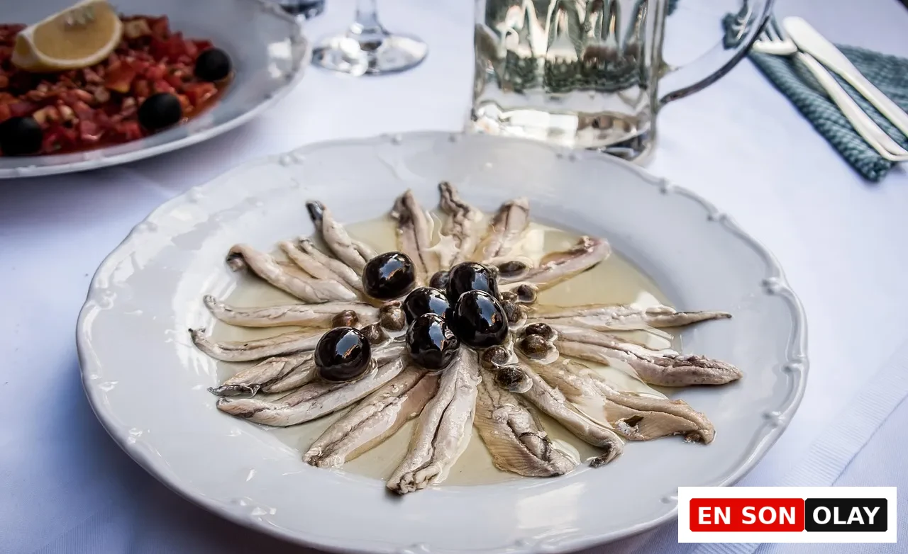 Omega-3 kaynağı yüzey balıkları ve zeytinyağıyla hazırlanmış hafif balık tabağı