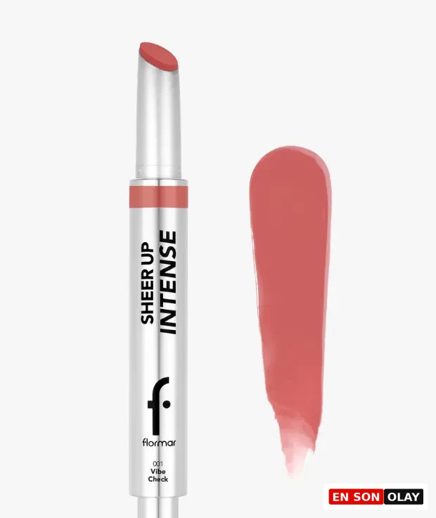 Gümüş renkli Flormar Sheer Up Intense ruj ambalajından çıkan mercan pembe 001 Vibe Check tonundaki ruj başlığı ve yanında duran aynı renkte, hafif parlak ve pürüzsüz ruj örneği, ürünün yoğun ve canlı yapısını vurguluyor.