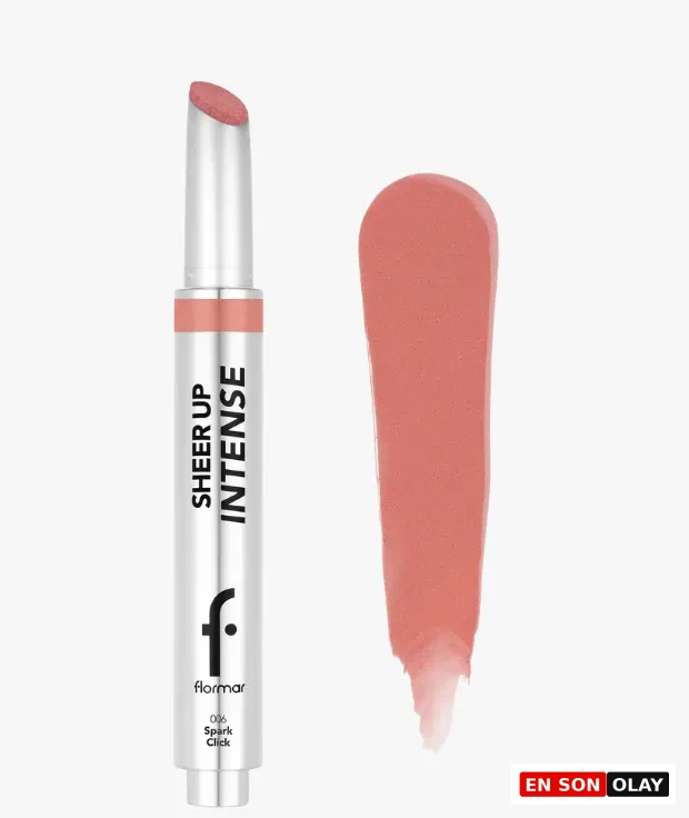 Flormar Sheer Up Intense serisinden 006 Spark Click numaralı rujun gümüş renkli ambalajı ve şeftali tonlarında, parlak bitişli dudak rengi, yanında degrade bir şekilde sürülmüş örneğiyle birlikte beyaz bir arka plan üzerinde sergileniyor.