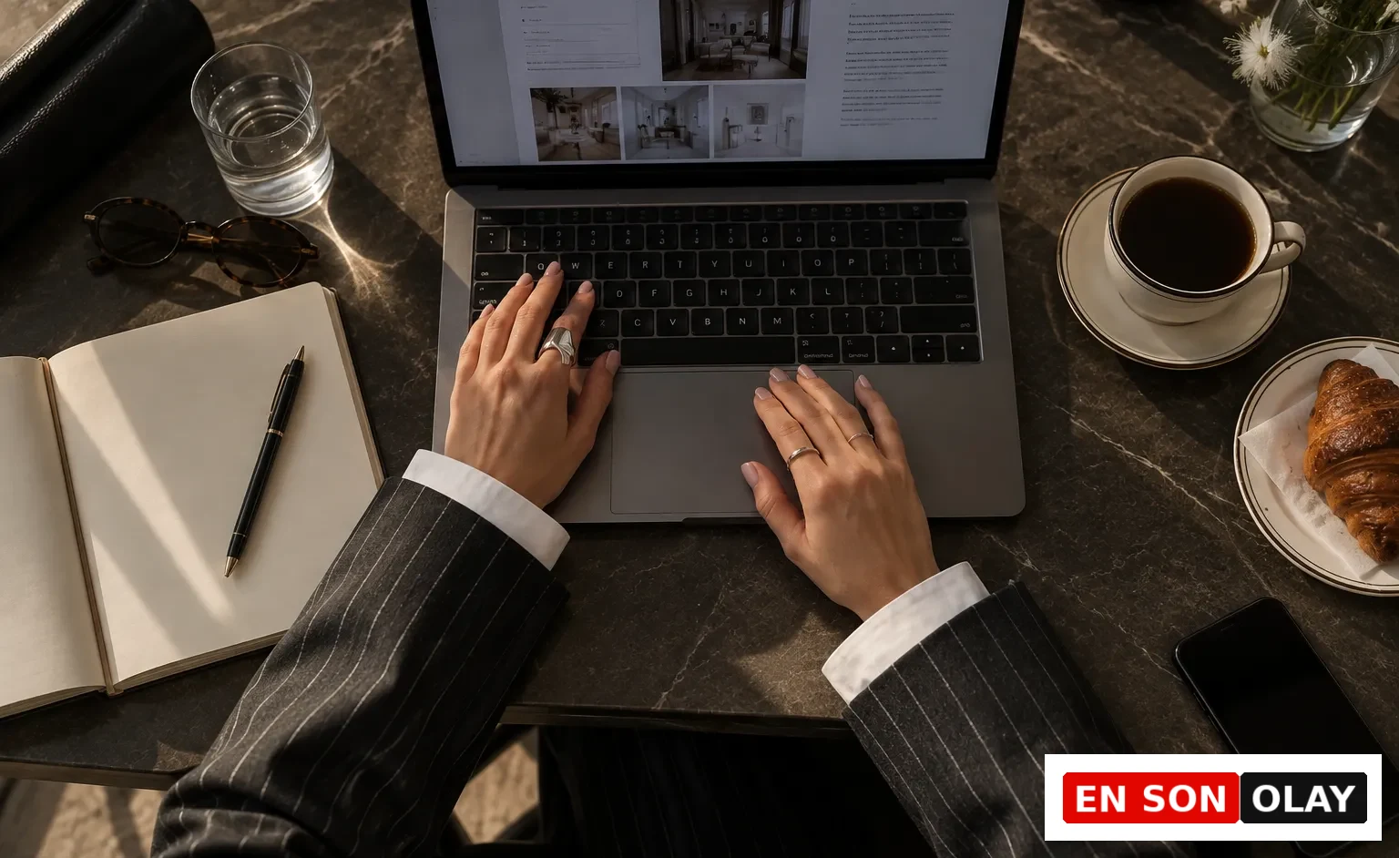 Modern ve aydınlık bir açık ofis ortamında, Flormar çalışanlarının masalarında bilgisayarlarla çalışıp toplantı alanlarında fikir alışverişinde bulunarak üretken bir ofis günü geçirdikleri, dinamik ve işbirlikçi atmosferi yansıtan genel bir görünüm.