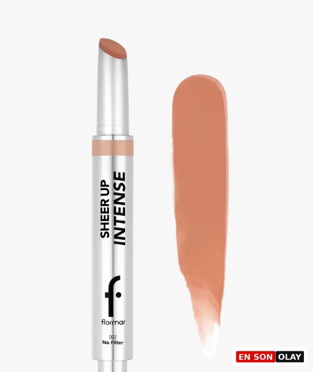 Gümüş renkli ambalajında, Flormar Sheer Up Intense 002 No Filter ruj, şeftali tonlarında kremsi bir yapıya sahip ürün çubuğu ve yanında aynı renkteki geniş, parlak bir sürüm örneği ile birlikte sergileniyor.