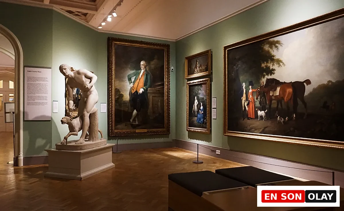 Flormar Sanat Galerisi'nin geniş ve aydınlık salonunda, modern sanat anlayışını yansıtan farklı boyutlardaki soyut ve figüratif tabloları dikkatle inceleyen ziyaretçiler, galerinin dingin atmosferinde sanatın tadını çıkarıyor.
