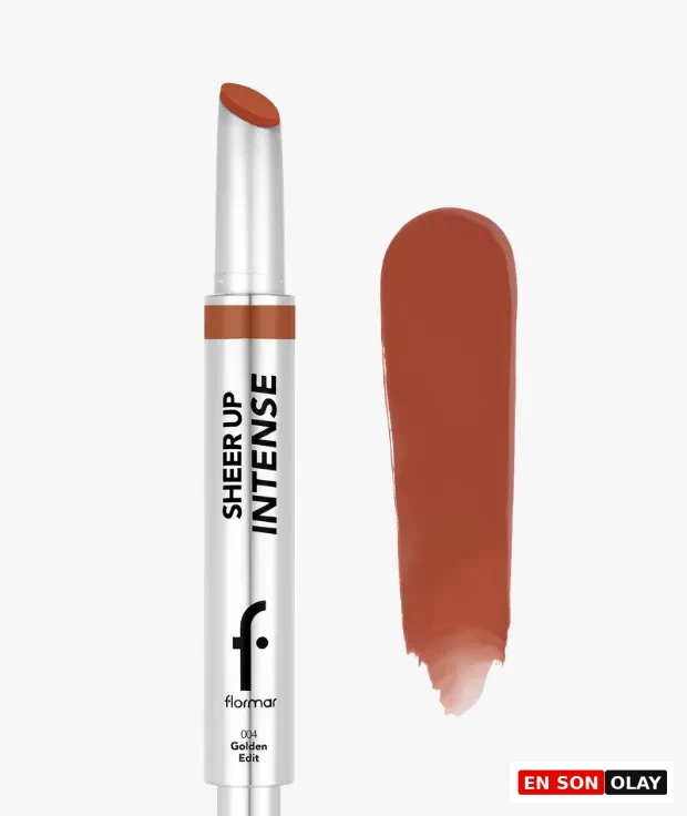 Metalik gümüş ambalajından ucu hafifçe çıkmış, üzerinde SHEER UP INTENSE yazan ve 004 Golden Edit adıyla bilinen sıcak kızıl kahve tonlu Flormar ruju, yanında ürünün zengin ve parlak dokusunu sergileyen geniş bir renk örneğiyle birlikte görülüyor.