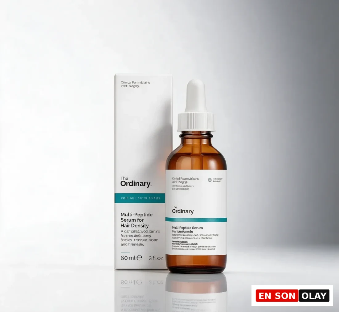 Beyaz damlalıklı kapağı ve minimalist beyaz etiketiyle The Ordinary markasının şeffaf cam şişedeki Saç için Multi-peptit Serumu, saç yoğunluğunu desteklemek ve sağlıklı bir saç görünümü elde etmek için modern bir saç bakımı çözümü sunuyor.