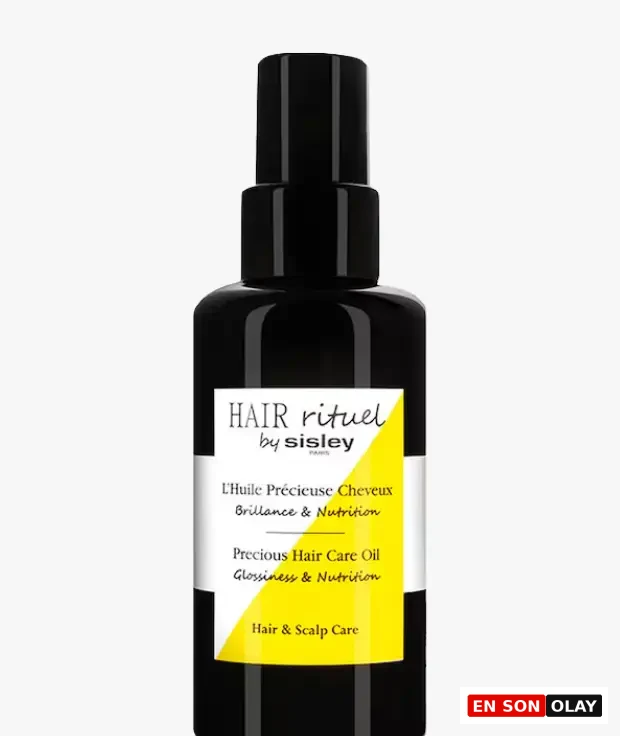 Marka Adı: Hair Rituel by Sisley
Ürün Adı: Hair Rituel by Sisley Precious Hair Care Saç Bakım Yağı
Ürün Cinsiyeti: Belirtilmemiş
Ürün Tipi: Saç Bakım Yağı
Ürün Sezonsallığı: Belirtilmemiş
Ürün Çeşidi: Parlaklık ve Besleyici Saç & Saç Derisi Bakım Yağı
Ürün Özellikleri: Siyah cam şişede, püskürtücü sprey başlığıyla sunulan bu değerli saç bakım yağı, saç ve saç derisi için özel olarak geliştirilmiştir. Saçlara derinlemesine beslenme sağlayarak doğal parlaklıklarını geri kazandırmayı amaçlar. Bitkisel özlerle zenginleştirilmiş formülü, özellikle Centella Asiatica (Asya Sentellası) içeriği sayesinde kimyasal işlemler ve boya sonrası hassaslaşan saç dokusunu dış etkenlere karşı korur, saçın renk yansımalarını daha canlı ve parlak tutar. Saç tellerine ipeksi bir yumuşaklık ve sağlıklı bir görünüm verirken, saç derisini de besleyip destekler.
Öne Çıkan Detaylar:
- Yoğun parlaklık ve derinlemesine beslenme sunar.
- Saç ve saç derisi için kapsamlı bakım sağlar.
- Boyalı saçlar için renk koruması ve canlılık sunan bitkisel özler içerir.
Kimler Kullanıyor?: Saçlarına derinlemesine bakım yaparak parlaklık ve canlılık kazandırmak isteyenler, özellikle boyalı saçlarının rengini korumayı ve solmasını engellemeyi hedefleyenler bu ürünü tercih edebilir. Kimyasal işlemler nedeniyle hassaslaşan saç dokusunu güçlendirmeyi ve saç derisini beslemeyi önemseyenler için idealdir. Saçlarının güçlü, sağlıklı ve ışıltılı bir görünüme kavuşmasını arzu eden herkesin bakım rutinine ekleyebileceği değerli bir destektir.