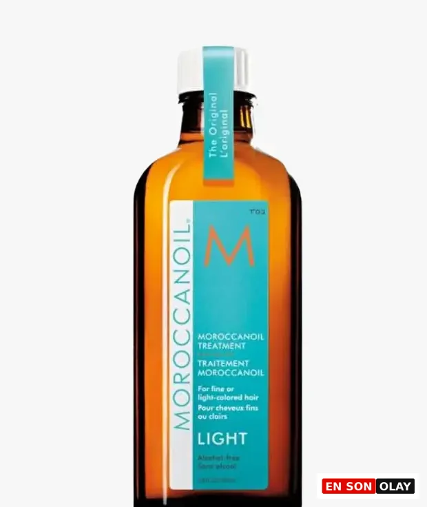 Marka Adı: Moroccanoil
Ürün Adı: Moroccanoil Light Treatment İnce ve Açık Renkli Saçlar İçin Hafif Bakım Yağı
Ürün Cinsiyeti: Unisex
Ürün Tipi: Saç Bakım Yağı
Ürün Sezonsallığı: Belirtilmemiş
Ürün Çeşidi: İnce Telli ve Açık Renkli Saçlar İçin
Ürün Özellikleri: Moroccanoil Light Treatment, ince telli ve açık renkli saçlar için özel olarak tasarlanmış, besleyici ve pürüzsüzleştirici bir saç bakım yağıdır. Saç tellerini ağırlaştırmadan derinlemesine nemlendirir ve güçlendirir. Alkol içermeyen hafif formülü sayesinde saç yüzeyini mühürleyerek elektriklenmeyi kontrol altına alır ve doğal bir parlaklık kazandırır. Amber renkli, estetik cam şişesinde sunulan bu orijinal ürün, hem bakım hem de stil sağlayan çok yönlü bir çözümdür.
Öne Çıkan Detaylar:
- İnce telli ve açık renkli saçlar için özel olarak geliştirilmiş hafif formül.
- Saçları ağırlaştırmadan yoğun nem ve pürüzsüzlük sağlar.
- Elektriklenmeyi kontrol altına alır, doğal parlaklık verir ve alkolsüzdür.
Kimler Kullanıyor?: Bu hafif bakım yağı, özellikle ince telli veya açık renkli saçlara sahip olan ve saçlarının ağırlaşmasını istemeyen kişiler için idealdir. Saçlarında elektriklenme ve kabarma sorunları yaşayan, nemli havalarda dahi pürüzsüz ve parlak saçlara sahip olmayı arzu eden herkes bu ürünü rahatlıkla tercih edebilir. Ayrıca saçlarına nazik, alkolsüz bir bakım arayan ve doğal canlılığını korumak isteyen kullanıcılar için de uygundur.