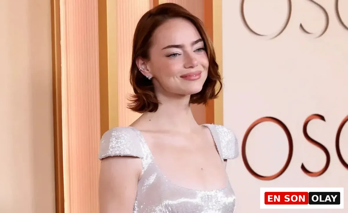 Emma Stone, açık tenine çok yakışan, canlı ve omuz hizasındaki dalgalı bakır saç rengiyle dikkat çekiyor; bu görünüm, doğru bakır tonlarının açık tenli kişiler için ne kadar cesur ve parlak bir seçim olabileceğini vurguluyor.