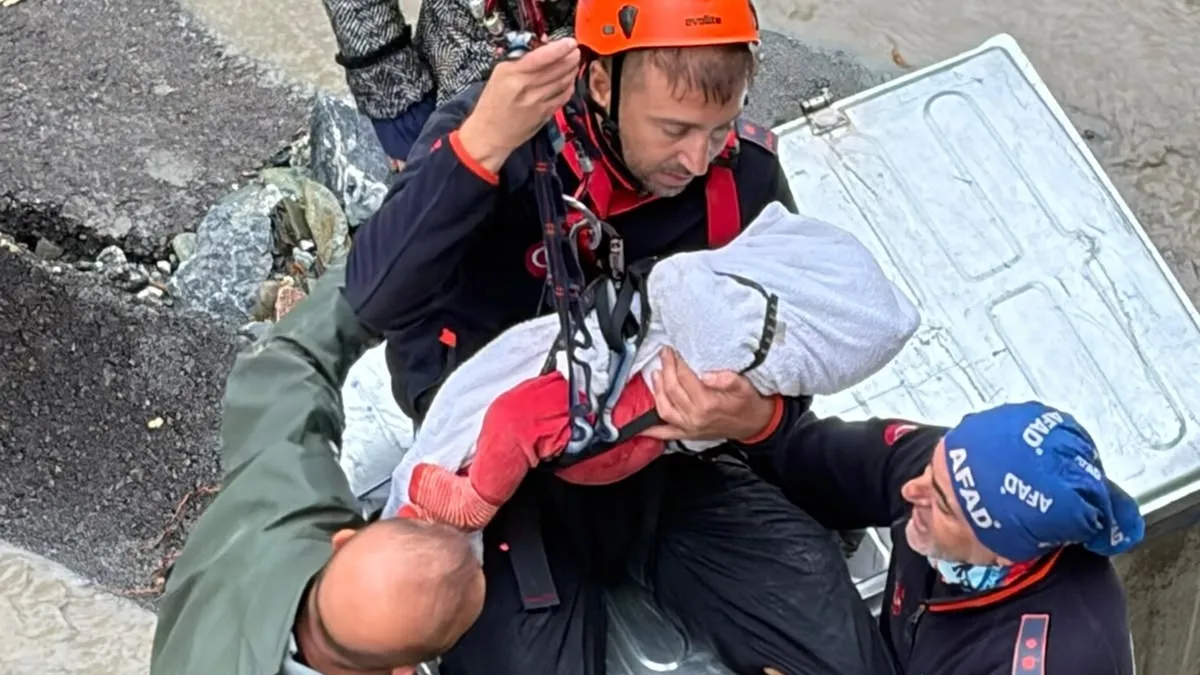 Sakarya'da selin ortasında yürekleri ısıtan anlar! AFAD personeli Zeynep bebeğin uykusunu bölmeye kıyamadı