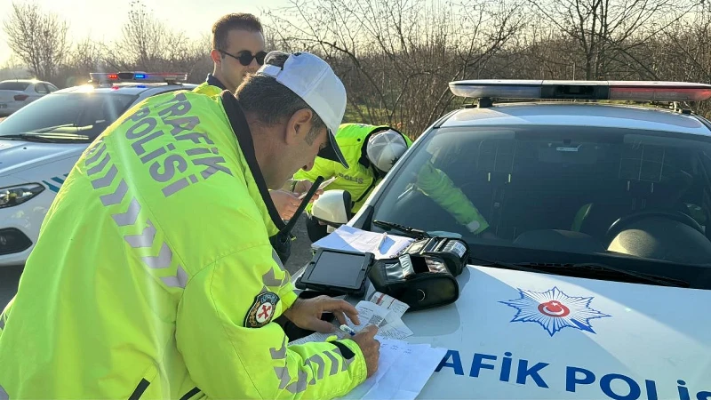Plakasız motosikletin ehliyetsiz sürücüsüne 300 bin TL ceza