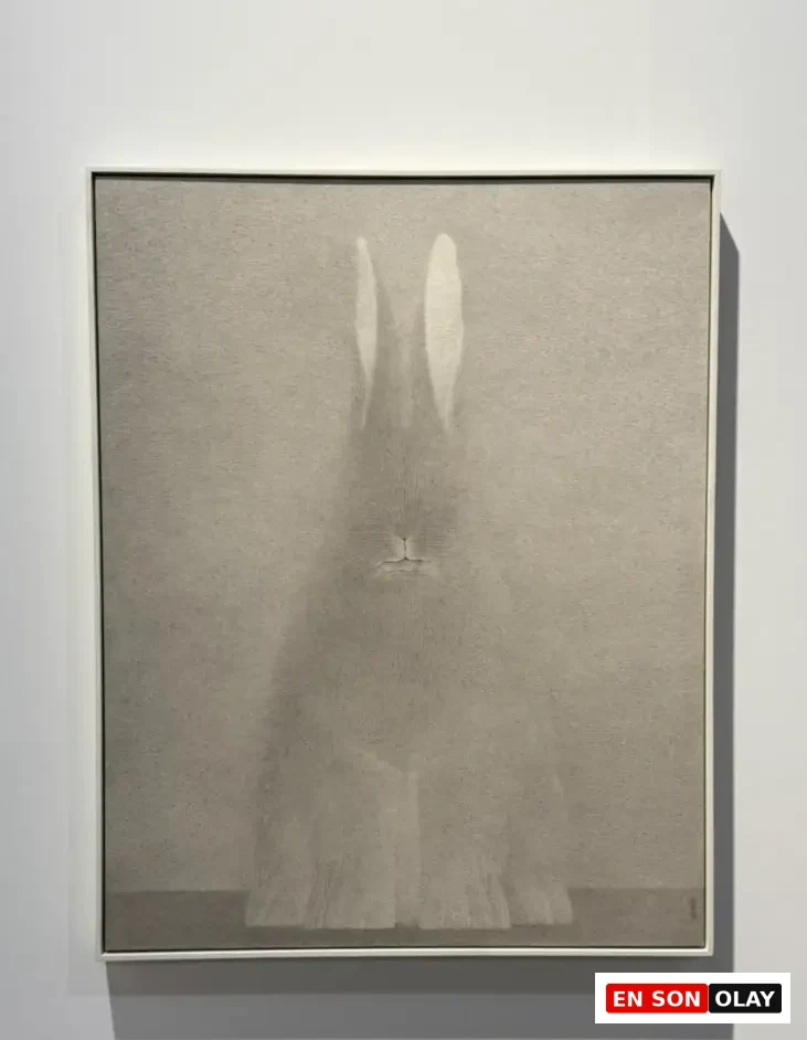 Minimalist ve hiperrealist detaylarıyla öne çıkan tavşan portresi, Art Basel’de zarif bir doğa temsili sunuyor.