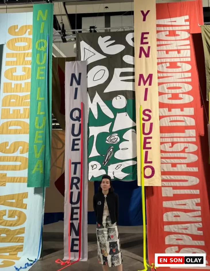 Metin, desen ve renk oyunlarıyla kurgulanan manifesto niteliğindeki kumaş enstalasyonu, Art Basel Hong Kong 2025’te politik sanatın güçlü örneklerinden biri olarak öne çıktı.
