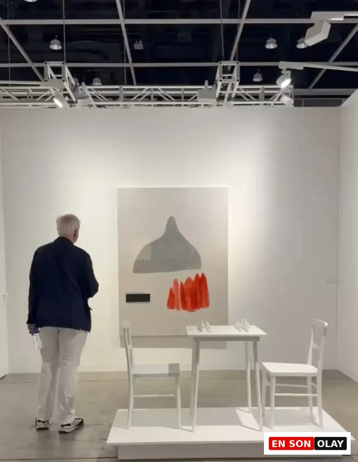 Sade yerleştirmesi ve soyut tablosuyla dikkat çeken bu eser, Art Basel’de boşluk, karşılaşma ve sessizlik temalarını minimal bir dille sorguluyor.