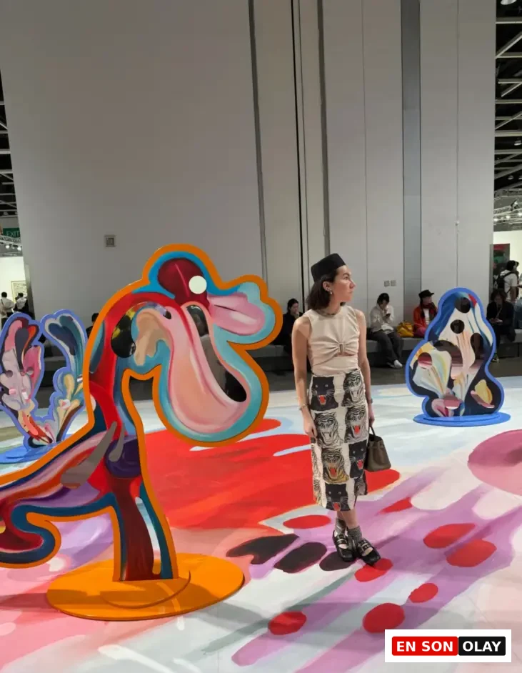 Soyut ve organik formlarla zemin üzerine taşan canlı renkli yerleştirme, Art Basel Hong Kong 2025’te izleyiciyi eserin içine dahil eden etkileyici bir alan yarattı.