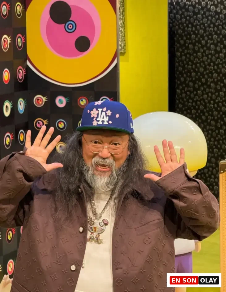 Takashi Murakami, Art Basel Hong Kong 2025’te kendine özgü enerjisi ve ikonik stiliyle sanatseverlerle buluştu.
