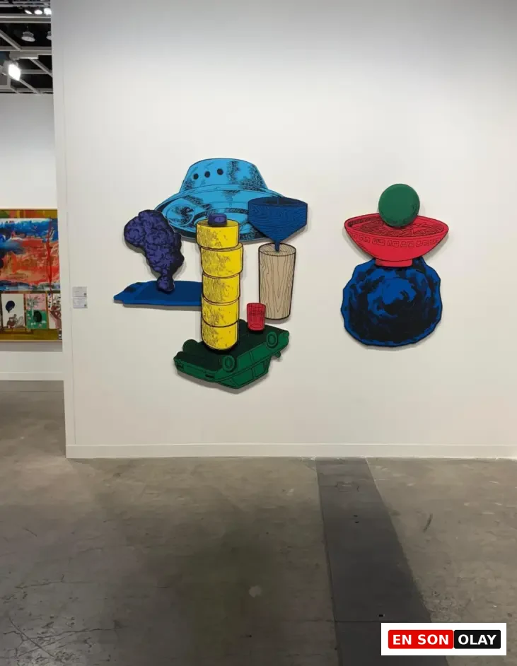 Renkli geometrik formlardan oluşan duvar yerleştirmesi, Art Basel Hong Kong 2025’te pop estetikle yapısal dengeyi buluşturan çarpıcı bir örnek sundu.
