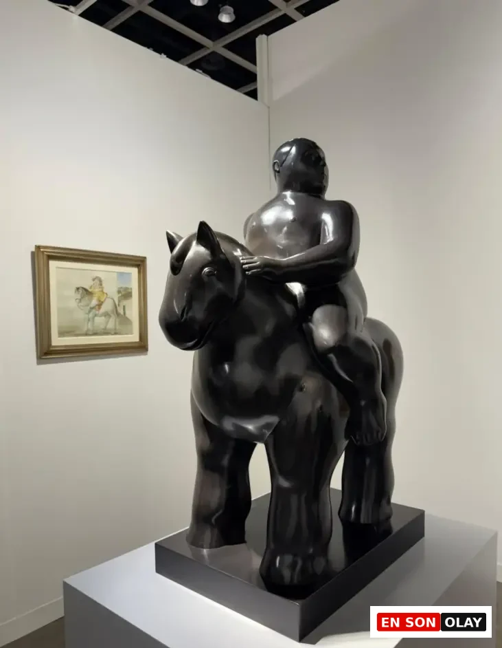 Fernando Botero’nun figüratif atlı heykeli, Art Basel Hong Kong 2025 standında bronz hacmiyle dikkat çekiyor.