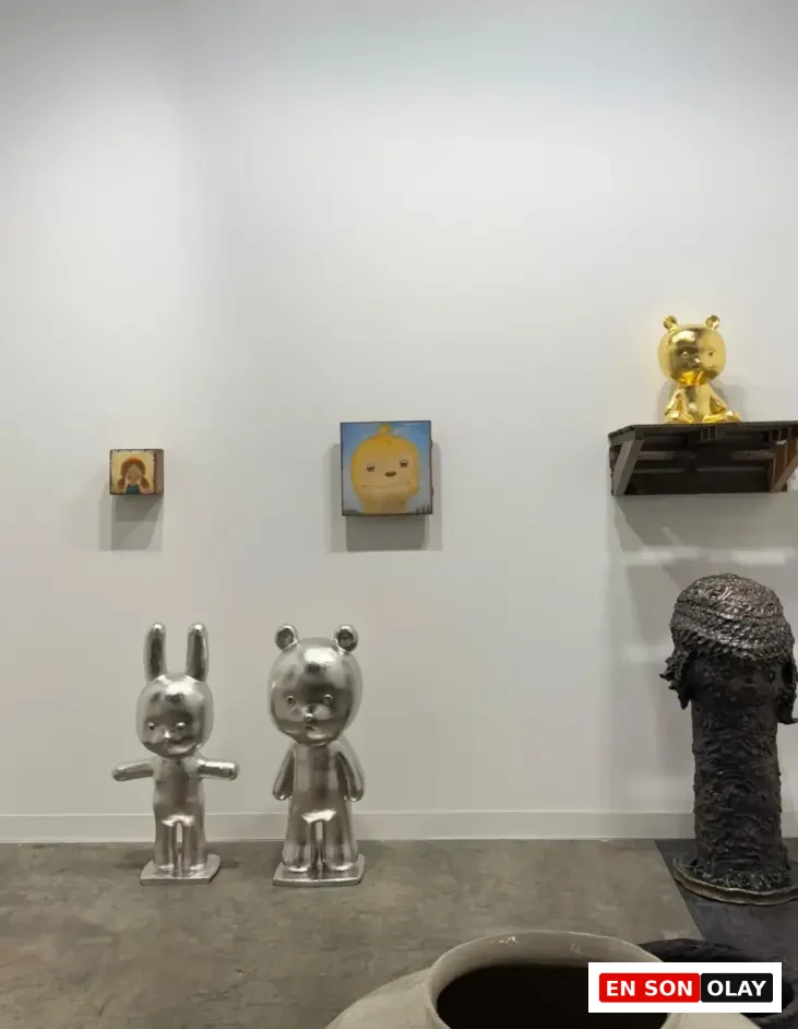 Murakami ve benzeri sanatçılardan ilham alan figüratif oyuncak estetiğindeki heykeller, fuarda pop-art etkisini öne çıkarıyor.