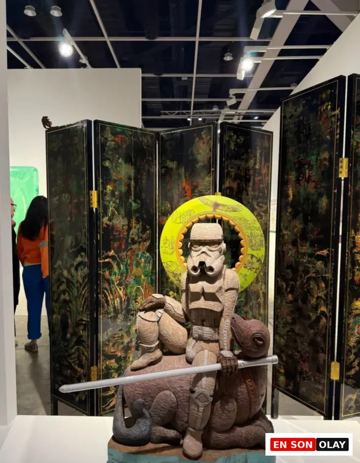 Star Wars evrenine ait stormtrooper figürü, Art Basel’de geleneksel Doğu Asya estetiğiyle birleşerek kültürel melezliğe güçlü bir gönderme yapıyor.