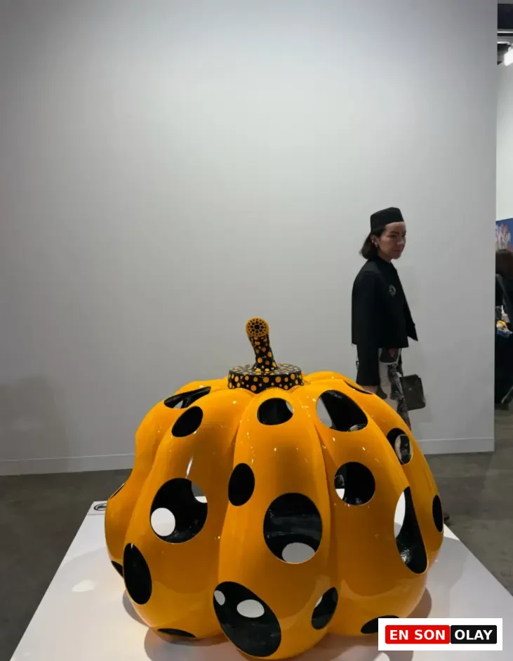 Yayoi Kusama’nın imzası haline gelen sarı-siyah puantiyeli balkabağı heykeli, Art Basel Hong Kong 2025’te dikkat çeken eserler arasında yer aldı.