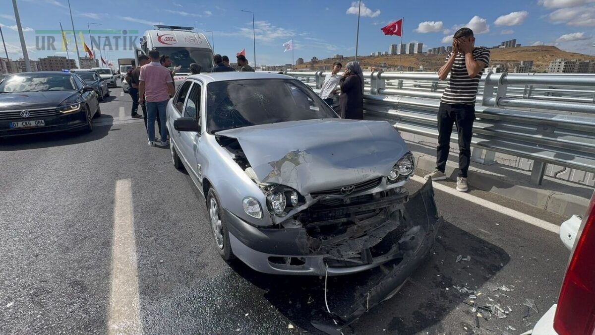 Şanlıurfa’da yeni açılan yolda kaza! 3 araç birbirine girdi, trafik kilitlendi