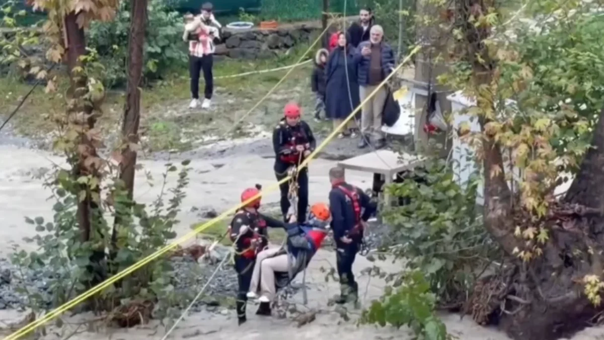 Sapanca’da dere taştı, köprü yıkıldı! Mahsur kalan 8 kişi halatla kurtarıldı