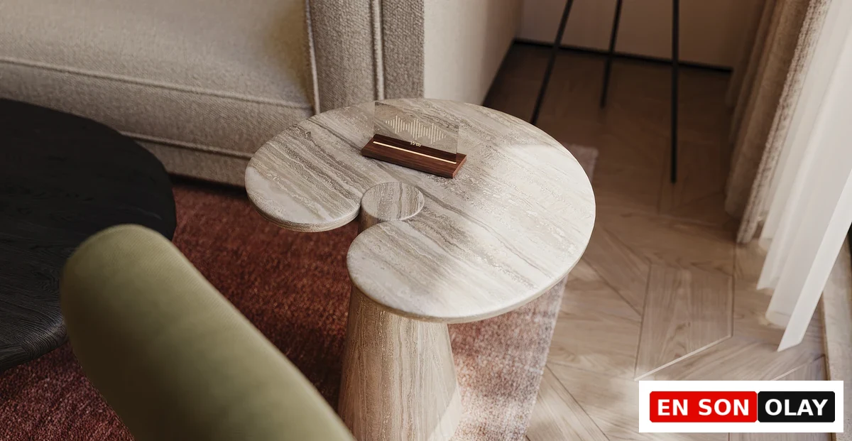 Mesa Casa Well yaşam alanında doğal damarlı traverten sehpa detayı.
