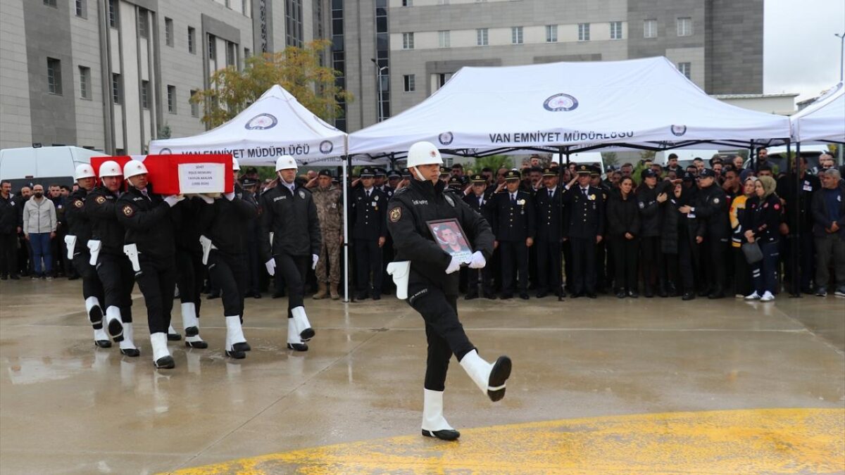 Şehit olan polis memuruna veda