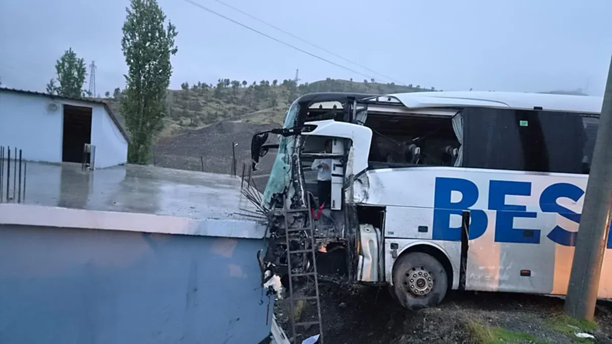 Şırnak'ta feci kaza! Yolcu otobüsü eve çarptı: 15 yaralı