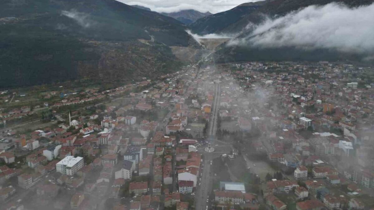 Sis bulutlarının arasında kaybolan Afyonkarahisar'ın kartpostallık sabahı