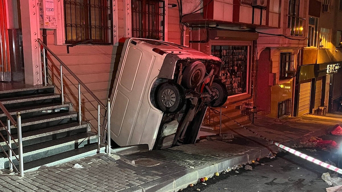 Şişli’de panelvan, apartman boşluğuna düştü: Sürücü yaralandı