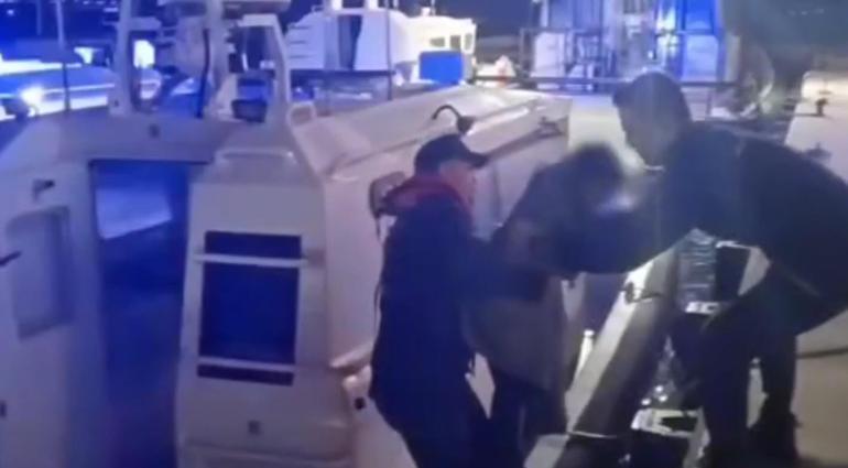 SON DAKİKA... Ayvalıkta batan teknedeki 8 kişi kurtarıldı: 1 kişinin cansız bedenine ulaşıldı