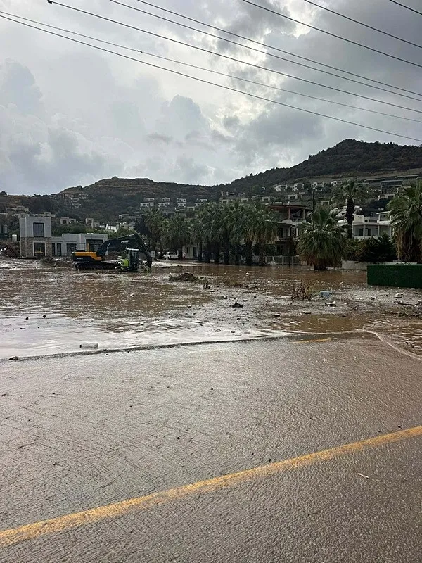 SON DAKİKA: Bodrum’da sağanak! Yollar göle döndü