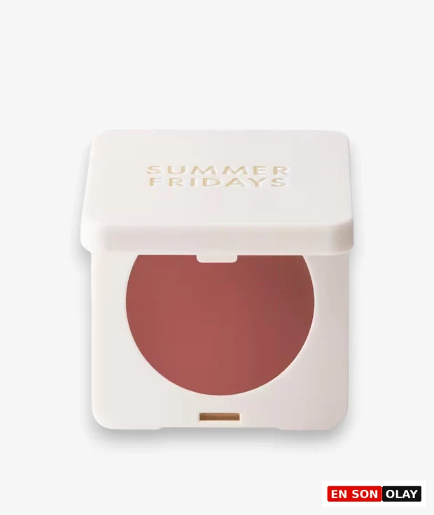 Açık krem rengi kompakt kutusunda, kapağında altın renkte Summer Fridays logosu görünen, içinde kızıl kahve tonlarında Toasted Terracotta renginde, yanaklar ve dudaklar için ideal kremsi dokuya sahip bir allık butter balmı sergileniyor.
