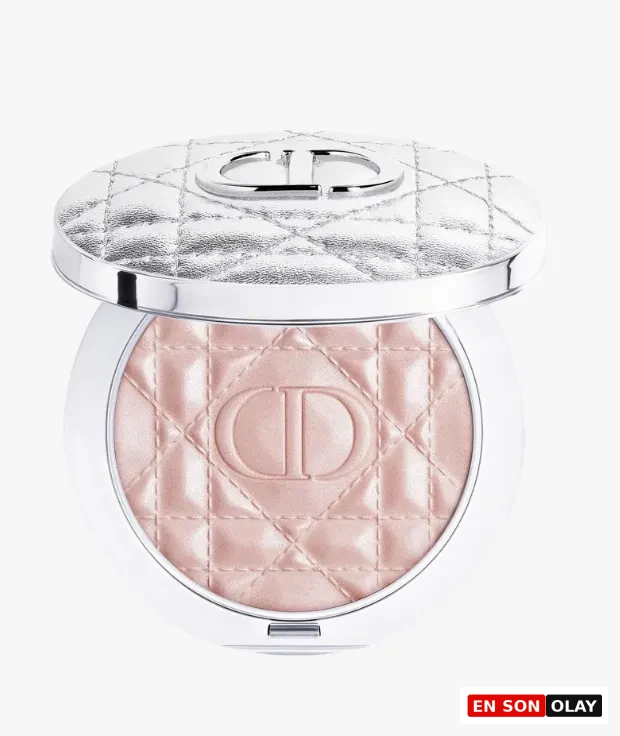 Gümüş kapaklı, kapitone desenli ve ortasında belirgin CD logosu bulunan yuvarlak Dior Forever Glow aydınlatıcı kompaktı, içinde yine kapitone deseni ve CD logosuyla zarifçe işlenmiş, şeftali tonlarında parlak bir pudra sunuyor.