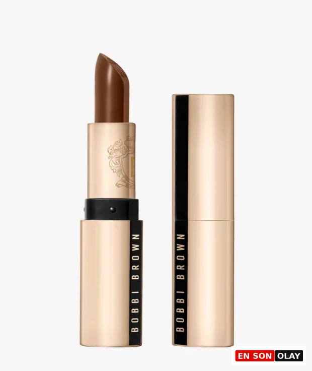 Ürün Cinsiyeti: Kadın
Ürün Tipi: Makyaj
Ürün Sezonsallığı: Dört Mevsim
Ürün Çeşidi: Ruj
Ürün Özellikleri:
Luxe Lipstick, zengin pigmentasyonu ve saten bitişli formülüyle dudaklara dolgun ve sofistike bir görünüm kazandırmayı hedefler. Brownstone rengi, doğal ama güçlü bir etki sunarak hem günlük hem akşam makyajlarında rahatlıkla kullanılabilir. Kremsi dokusu dudaklarda konforlu bir his bırakır.
Öne Çıkan Detaylar:
Yoğun pigmentli saten bitiş
Kremsi ve konforlu doku
Günlük ve gece makyajına uygun
Zamansız kahve ton
Kimler Kullanıyor?
Rujda doğal ama belirgin tonları seven, dudak makyajında zarif bir etki arayan kullanıcılar için uygundur.
Bobbi Brown Luxe Lipstick Brownstone ile dudaklarınıza zarif, saten ve sofistike bir renk kazandırın.