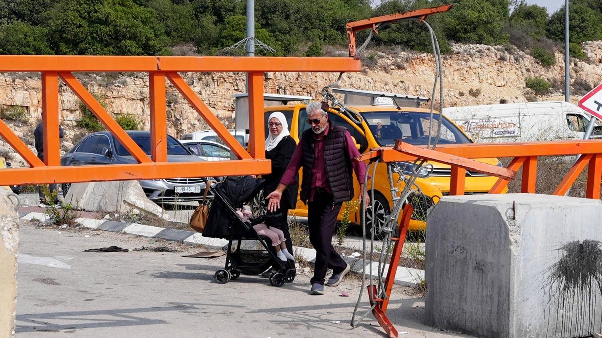 Batı Şeria’da İsrail terörü! Filistinlileri vurup yollara demir bariyer çektiler