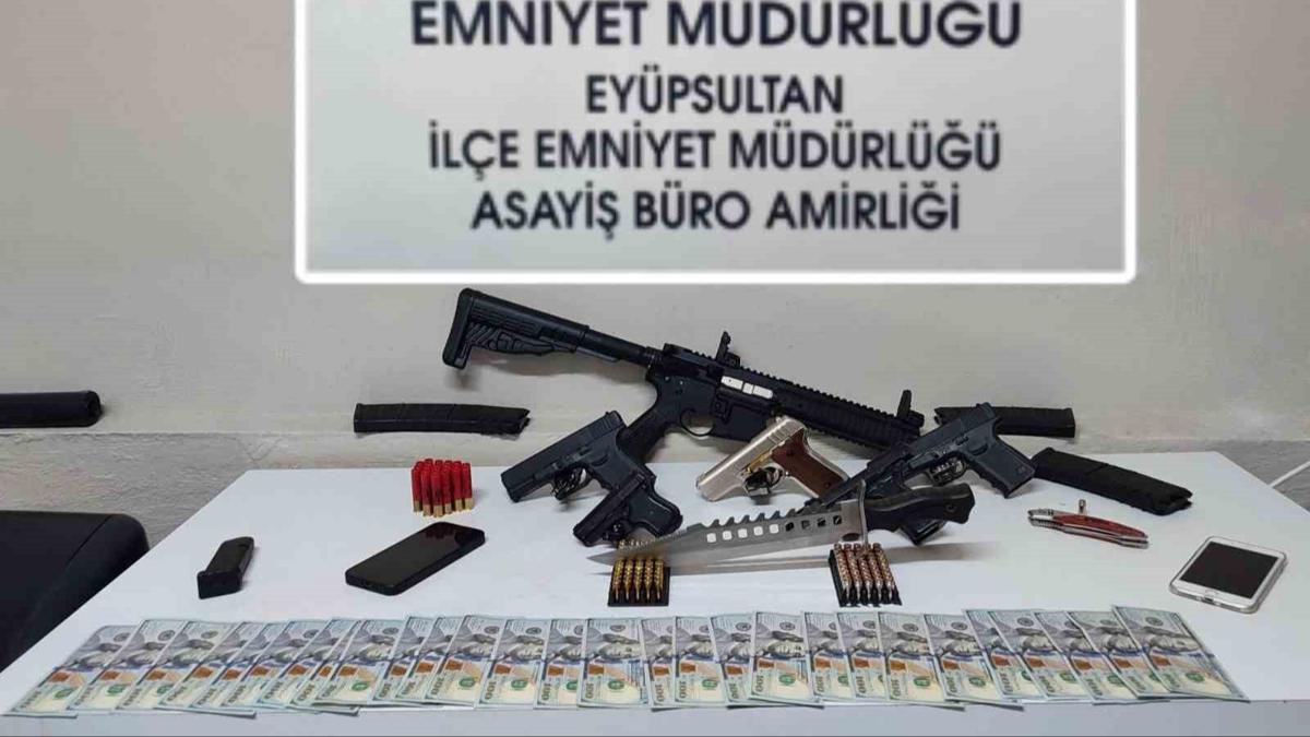 Eyüpsultan’da silah ticareti operasyonu: Çuvaldan otomatik tüfek çıktı