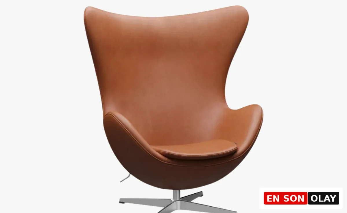 Özgün yumurta biçimli kavisli formu, sağlam metal döner tabanı ve iç mekana modern bir estetik katan ikonik tasarımıyla tanınan, konforlu ve şık bir Egg Chair, boş bir alanda durarak dikkat çekiyor.