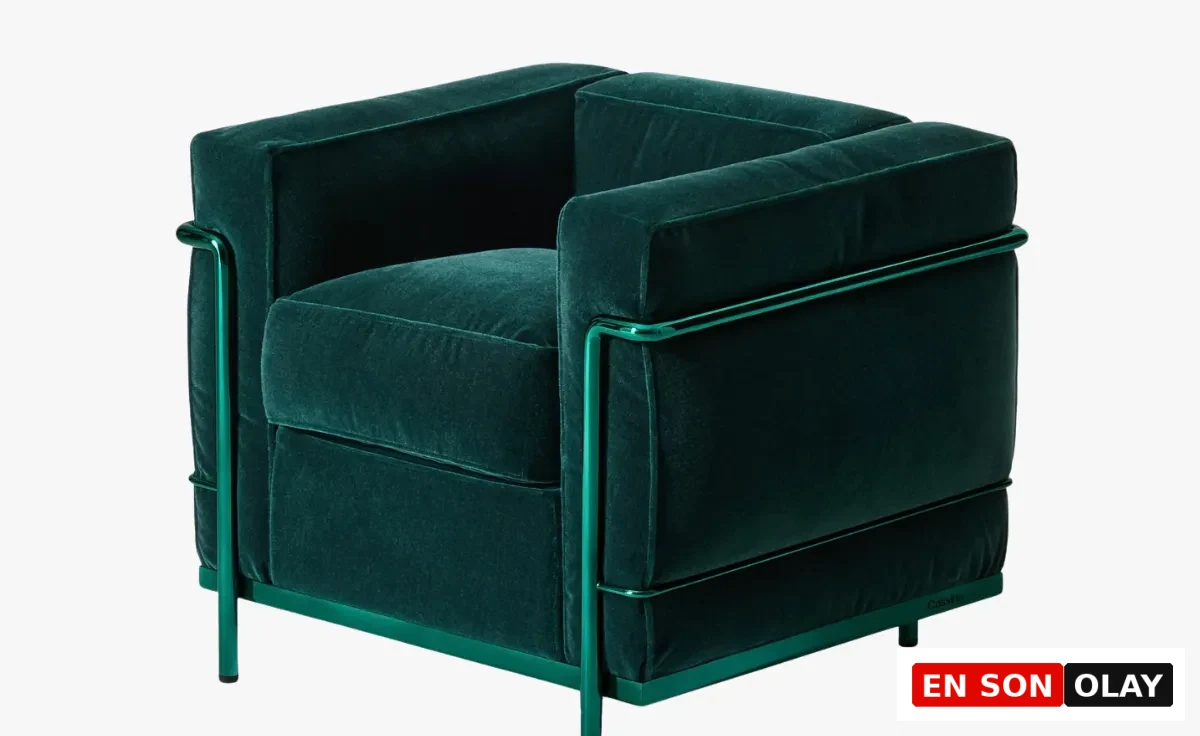 Parlak metal çerçevesi ve dolgun deri minderleriyle öne çıkan, modern iç mekanlar için zamansız bir parça olan Le Corbusier imzalı LC2 Fauteuil Grand Confort tekli koltuk, konforu ve şıklığı bir arada sunuyor.